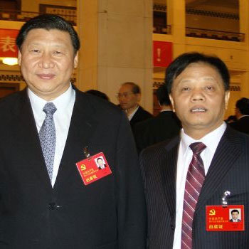 中央政治局常委、国家副主席习近平与李振生亲切合影