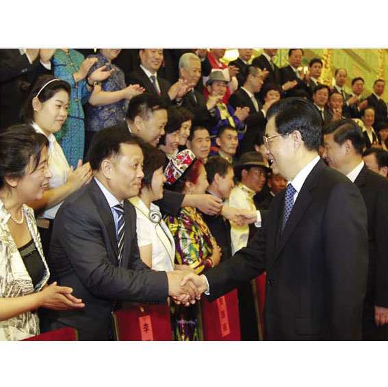 全国创先争优表彰大会在北京人民大会堂胜利召开，会后胡锦涛总书记与李振生董事长亲切握手并合影