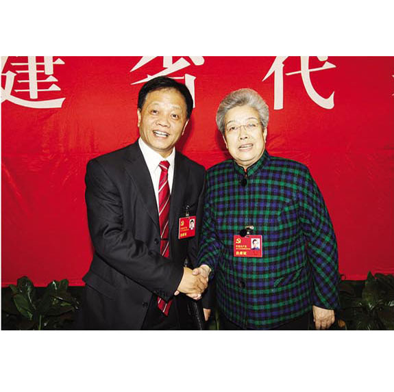 原中共中央政治局委员、国务院副总理吴仪与李振生董事长亲切握手并合影